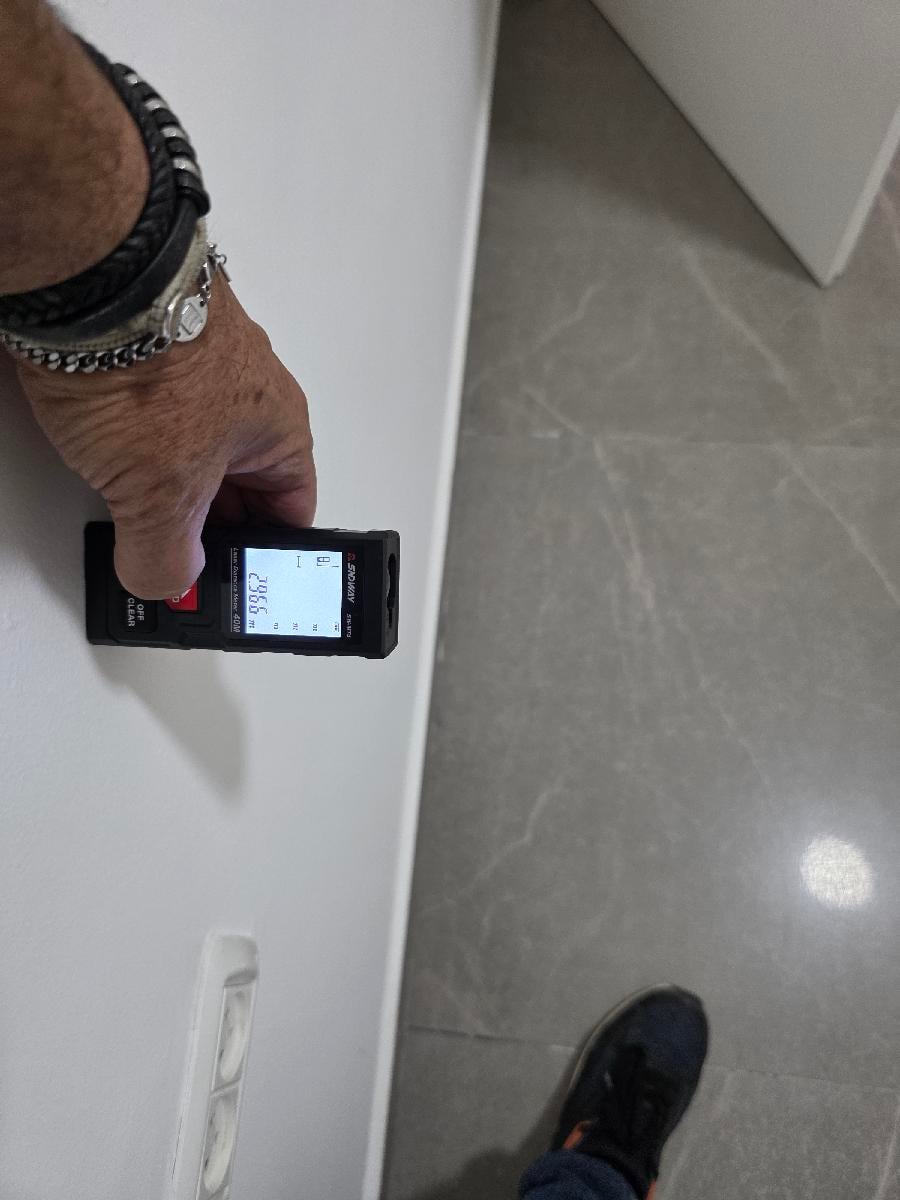 מדידת מרחק בלייזר מקיר הדירה