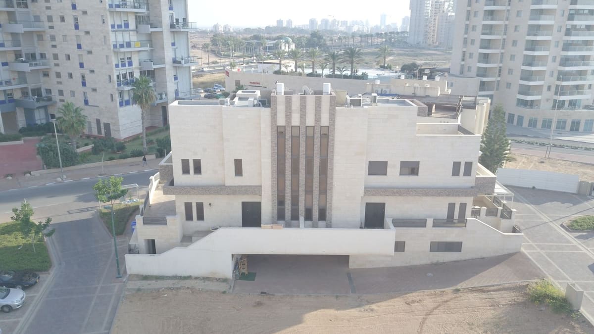 בית דו־משפחתי בחיפוי אבן טבעית